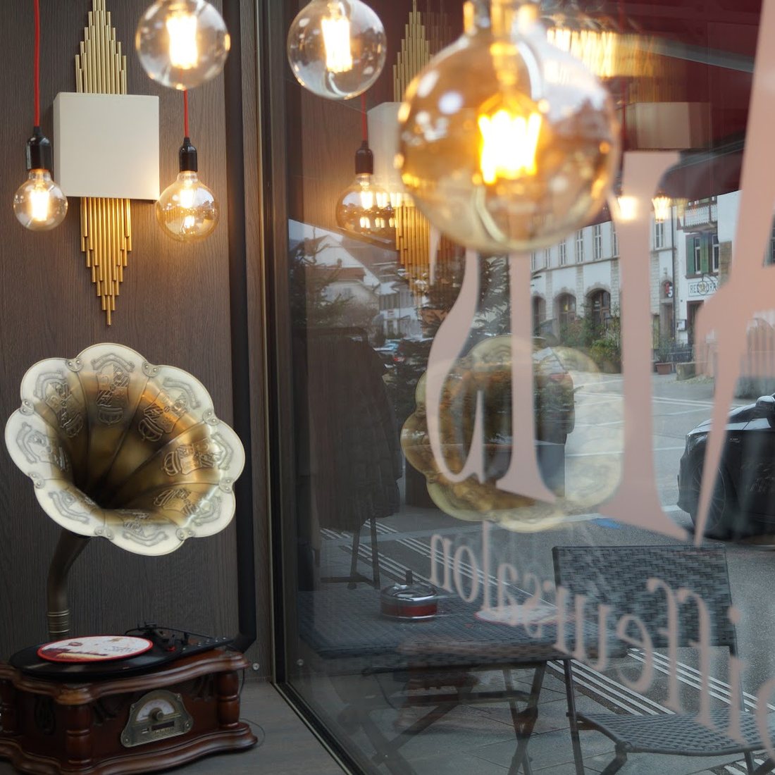 Art-déco-Lampen und Grammophon-Deko im Schaufenster
