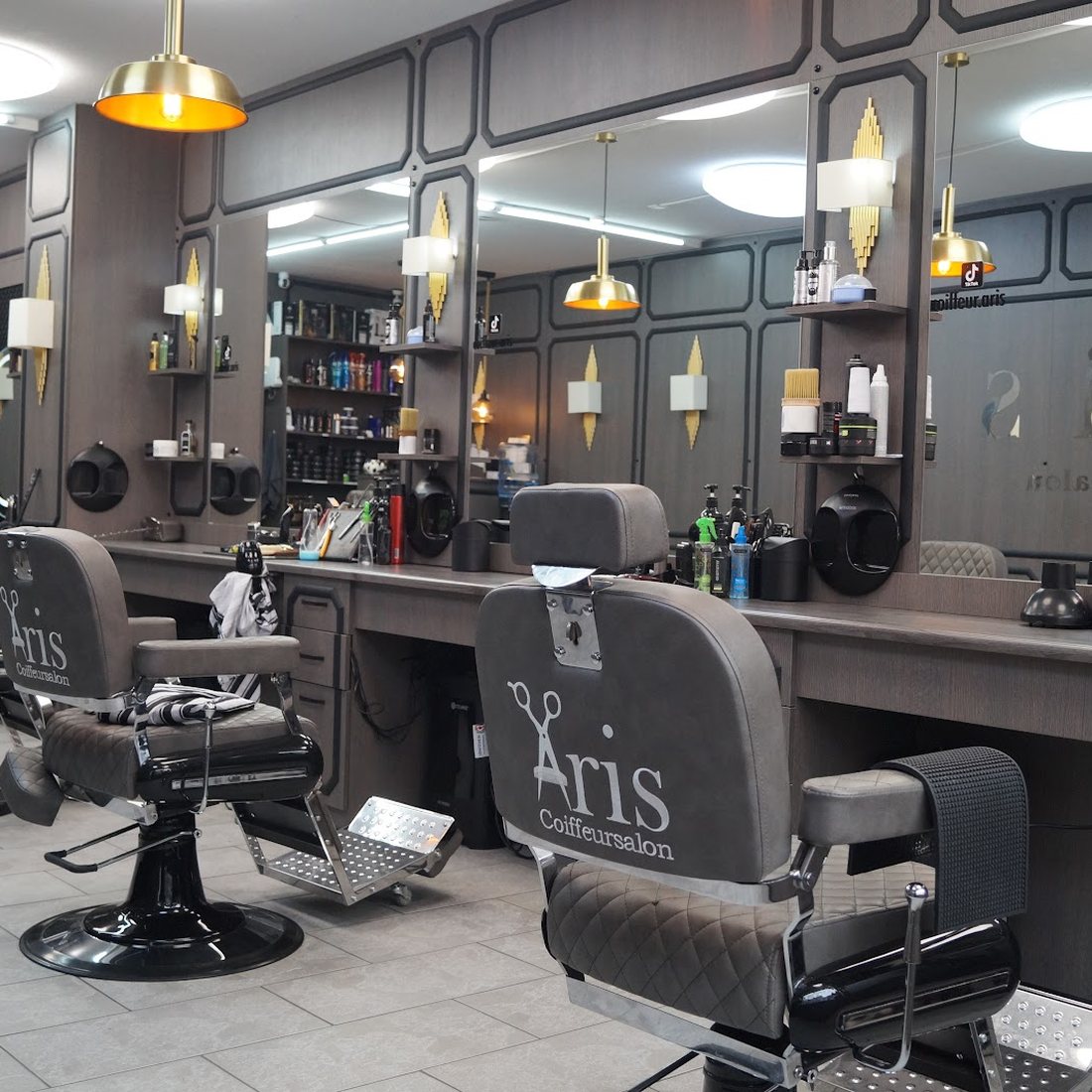 Barbierstuhl mit Aris-Coiffeursalon-Branding