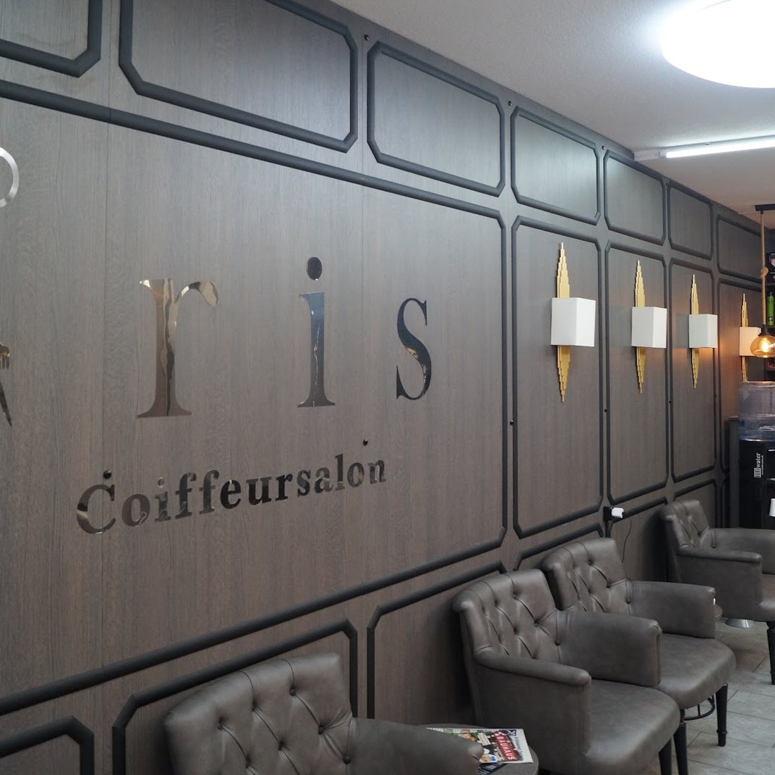 Empfang mit Aris-Schriftzug an der Wand